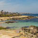 La costa invece si fa pi� attraente grazie a piccole calette che si insinuano tra gli scogli...(foto di Antonio Caradonna)